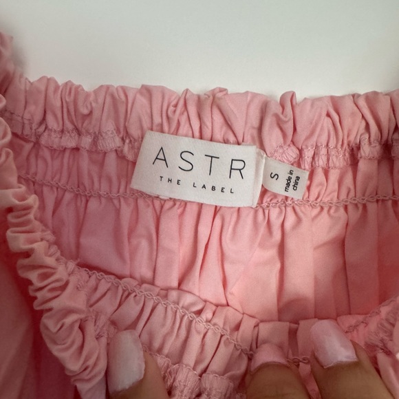 ASTR The Label Pink puff sleeve top - Picture 2 of 3